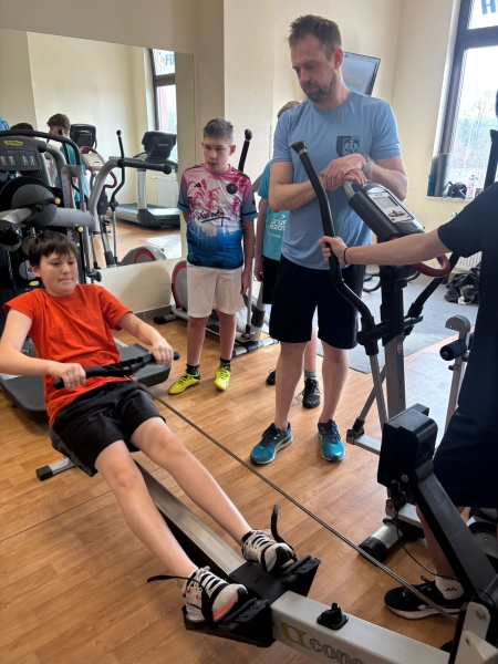 Przygotowania do zawodów na ergometrach wioślarskich